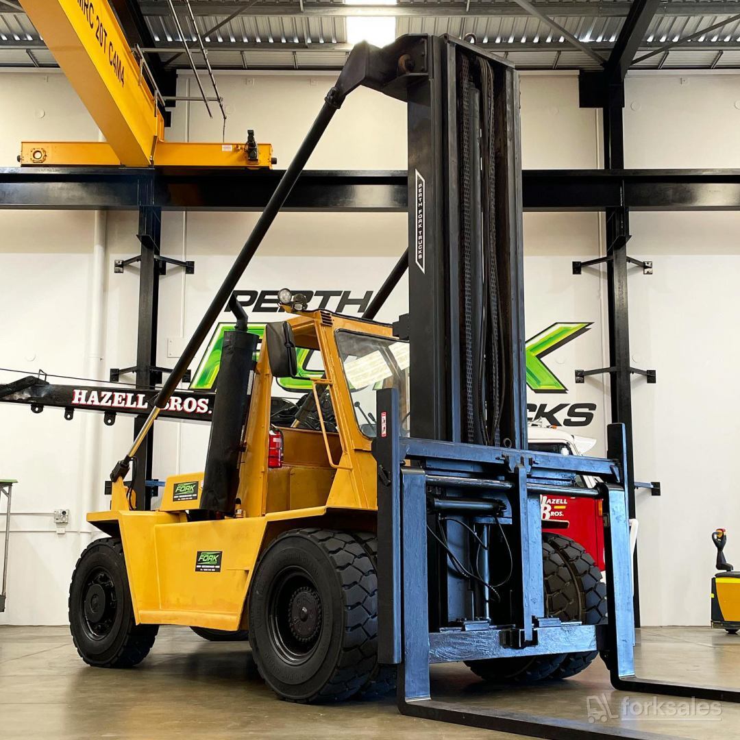 Caterpillar V300 15T Forklift