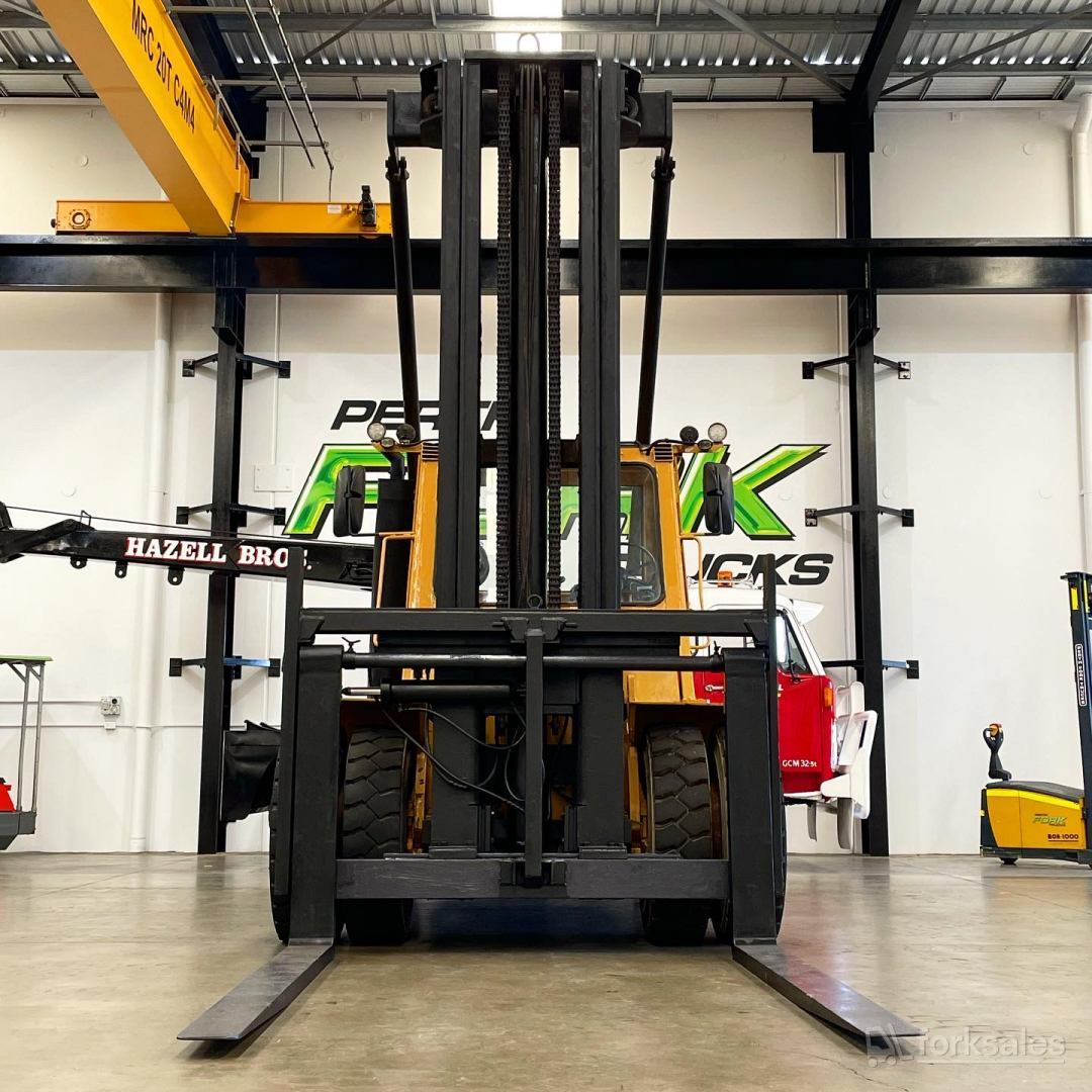 Caterpillar V300 15T Forklift
