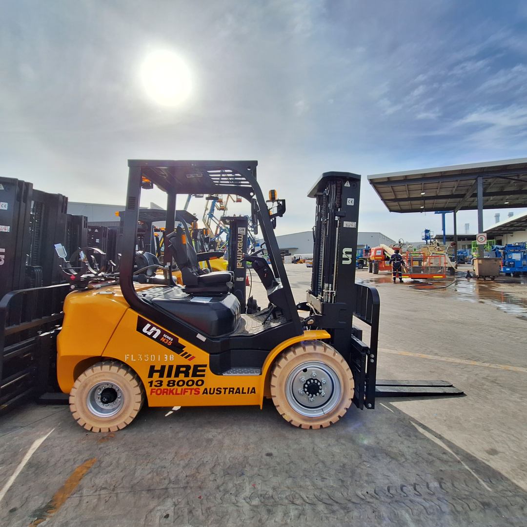 UN Forklift 3.5T Gas N Series 4.5m Mast