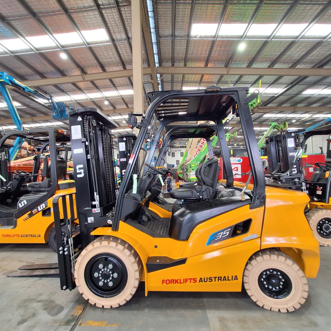 UN Forklift 3.5T Diesel F Series 4.5m Mast