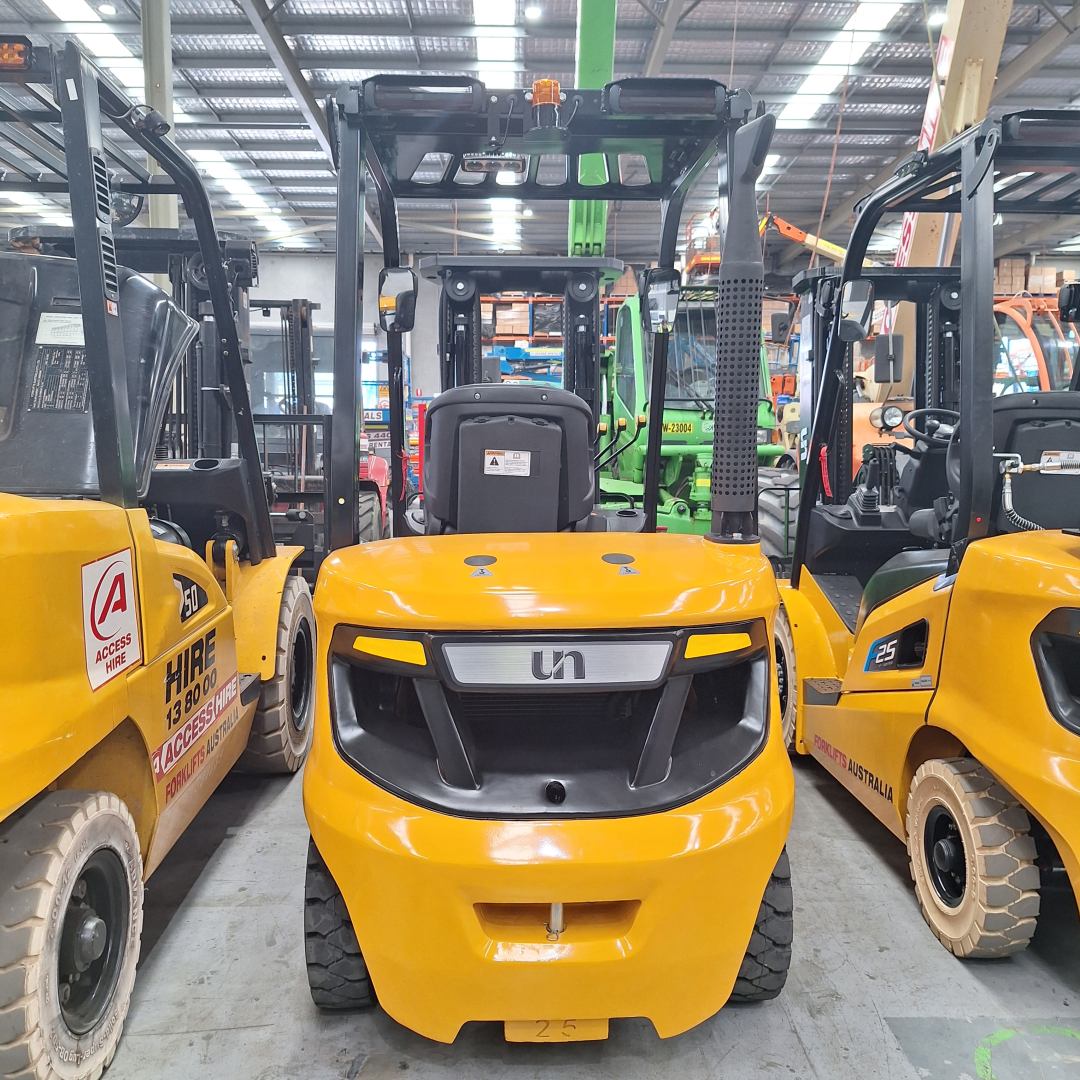 UN Forklift 3T Diesel - F Series 4.5m Mast