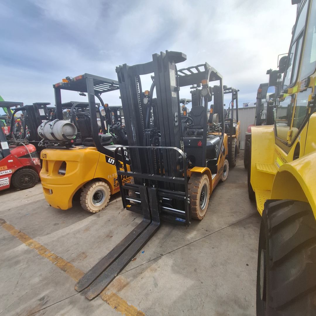 UN Forklift 2.5T Gas - 4m Duplex