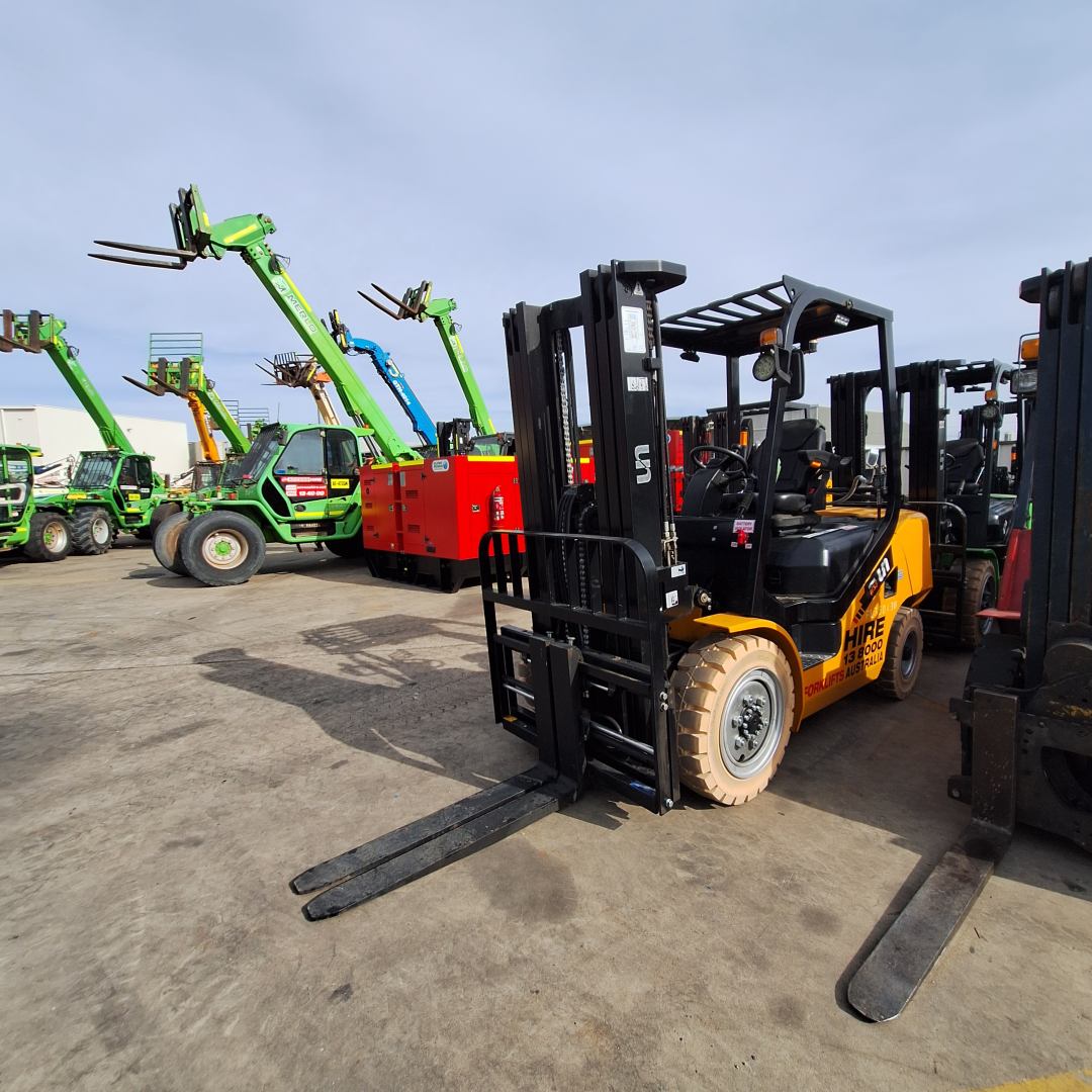 UN Forklift 3.5T Gas N Series 4.5m Mast