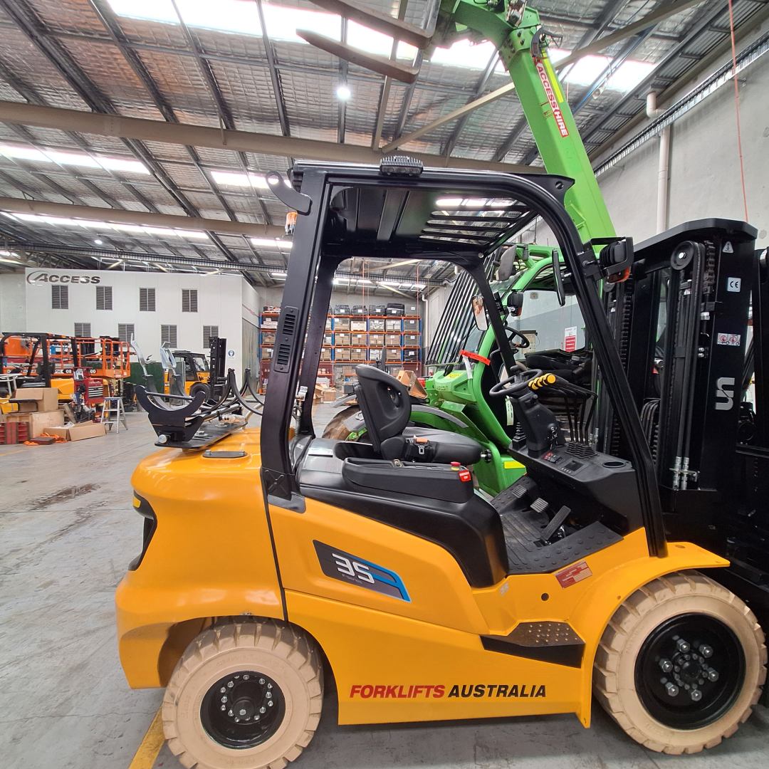 UN Forklift 3.5T Diesel F Series 4.5m Mast