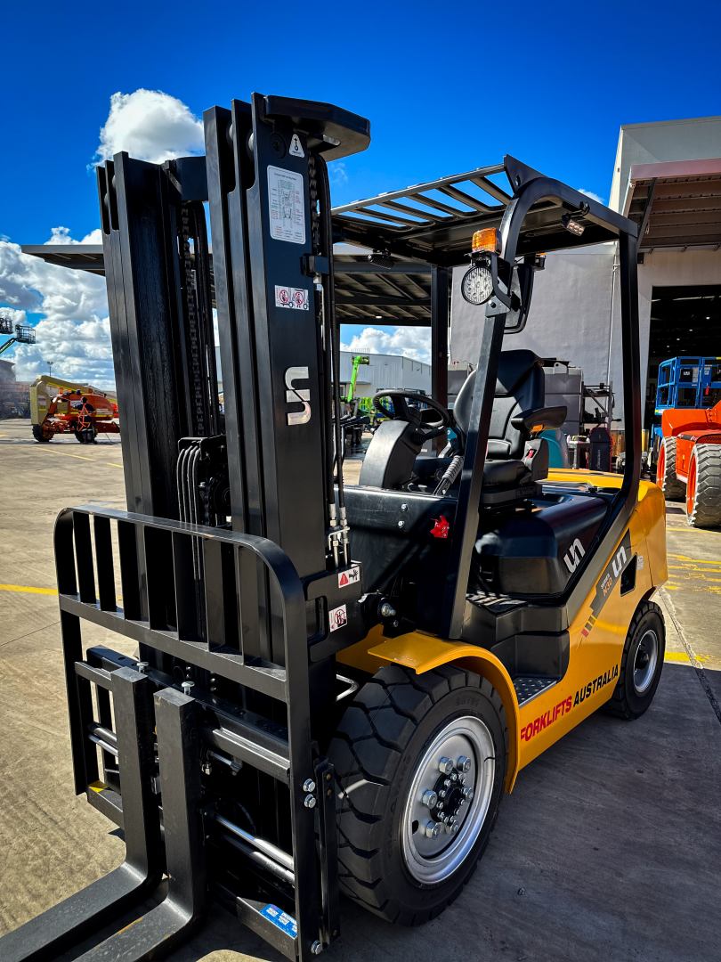 UN Forklift 3T Diesel - 4.5m Mast