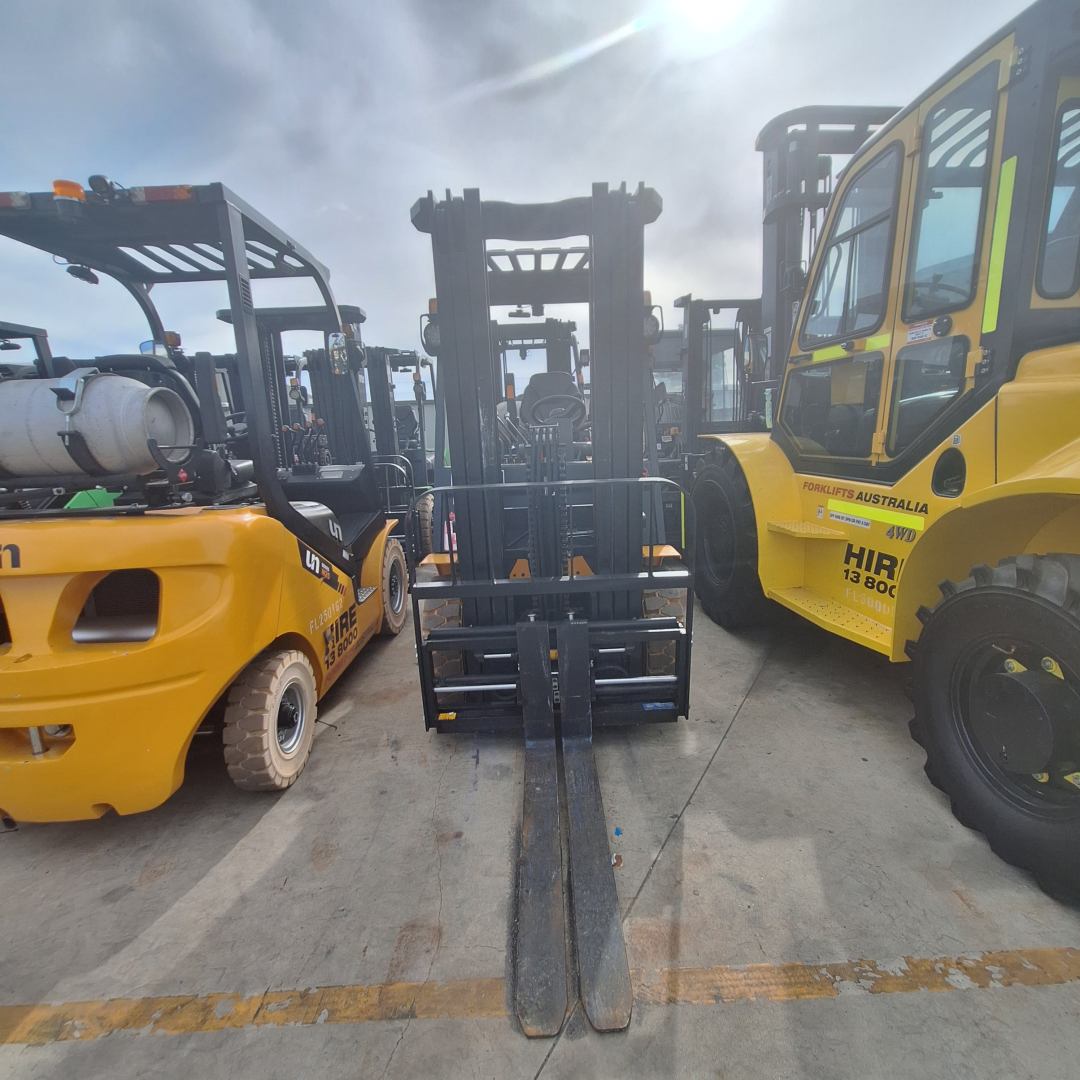 UN Forklift 2.5T Gas - 4m Duplex