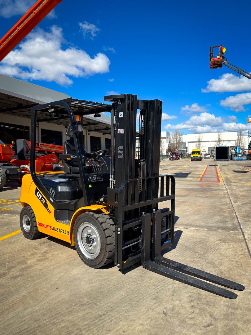 UN Forklift 3T Diesel - 4.5m Mast