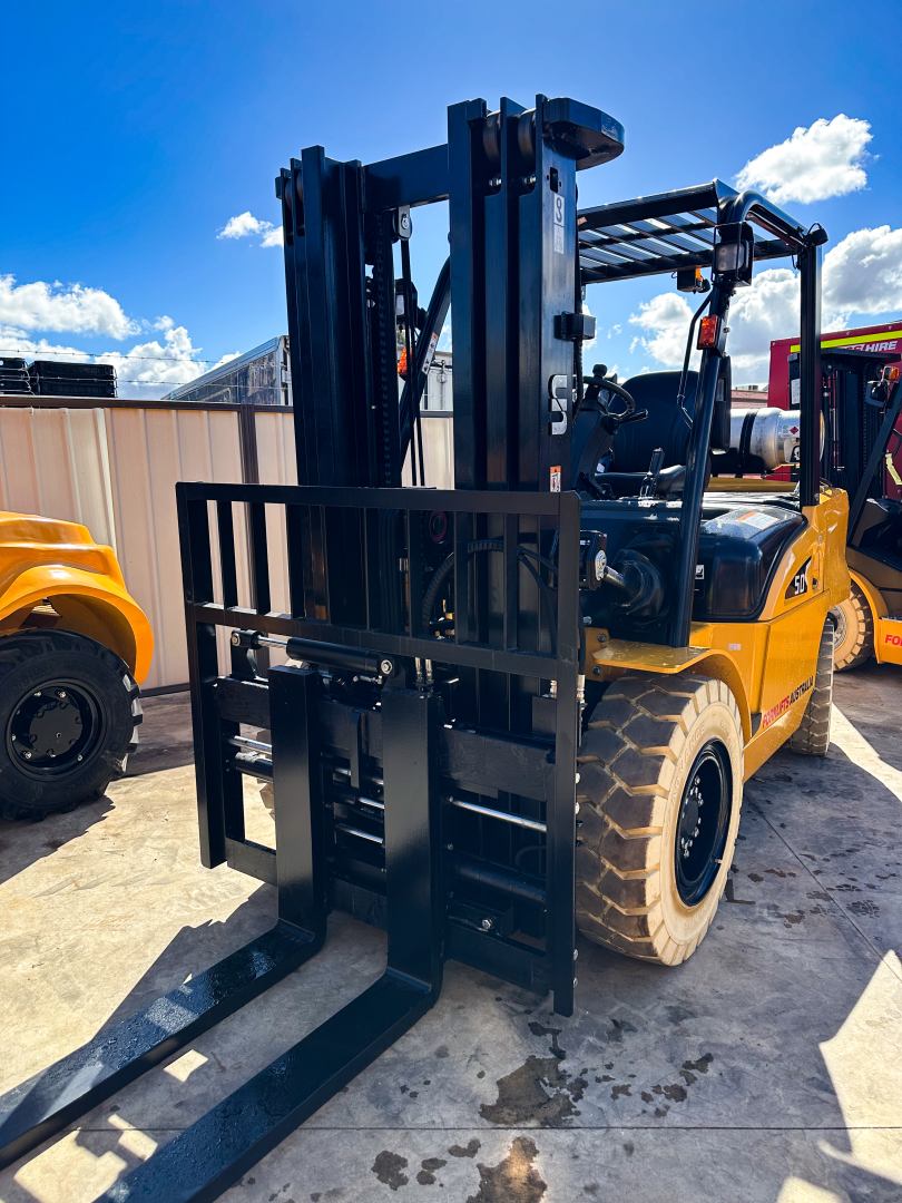 UN Forklift 5T LPG