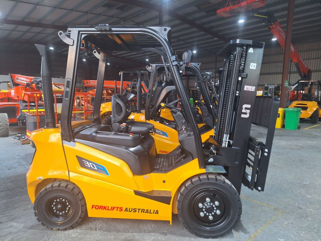 UN Forklift 3T Diesel - F Series 4.5m Mast