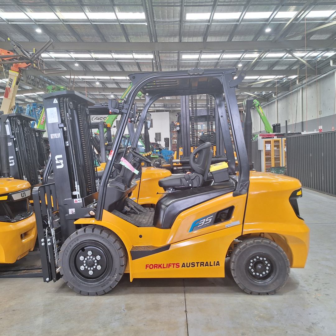 UN Forklift 3.5T Diesel F Series 4.5m Mast