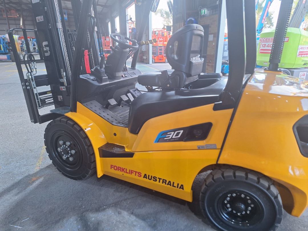 UN Forklift 3T Diesel - F Series 4.0m Mast