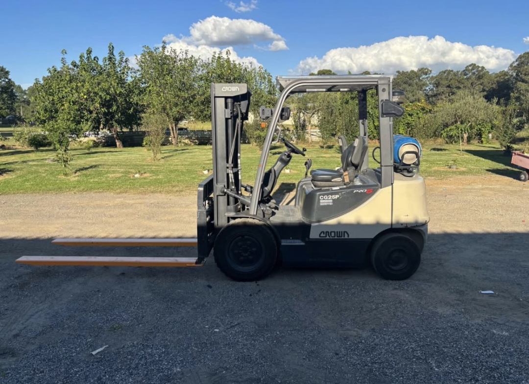 2017 Crown CG25P-5 Forklift   - Starts, Ru
