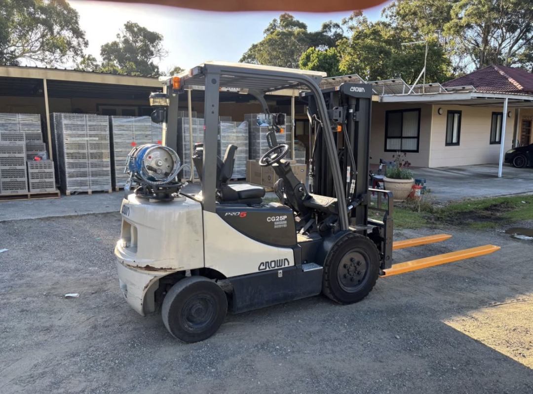 2017 Crown CG25P-5 Forklift   - Starts, Ru