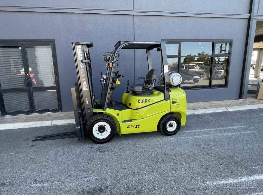 Clark 2.5T Forklift 2 Stage 4800mm