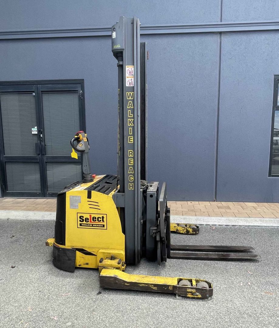 Select 1.35T Electric Stacker