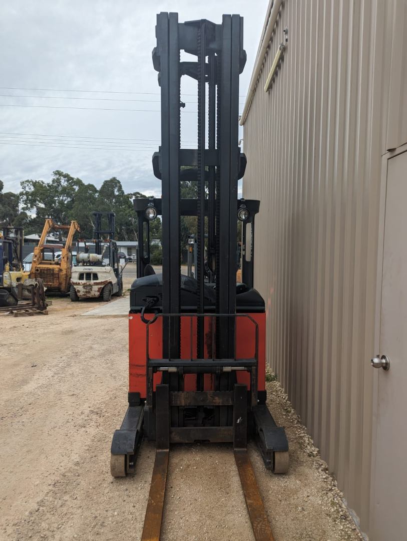 2010 Linde 1.4T Electric Reach Truck