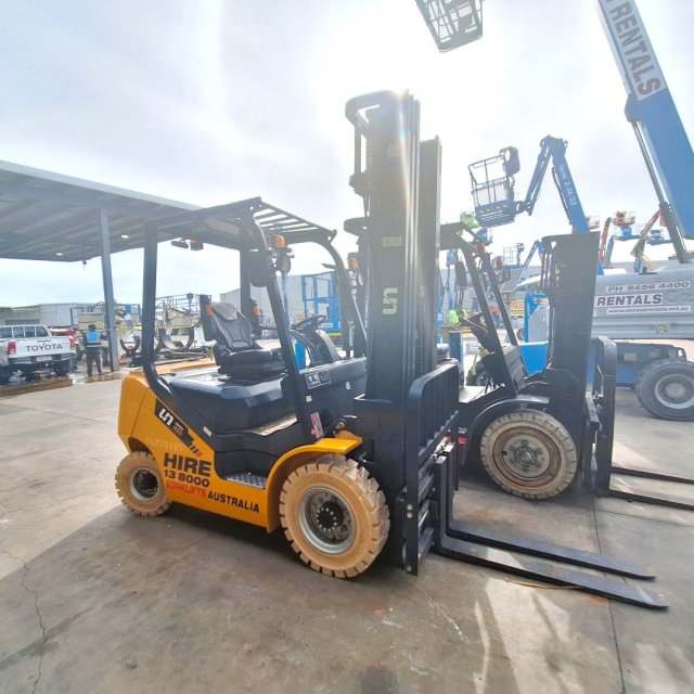 UN Forklift 2.5T Gas - 4m Duplex