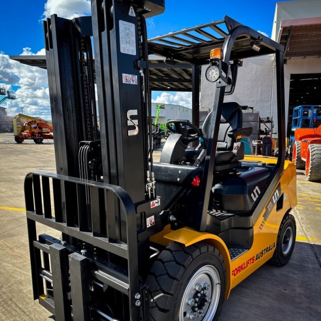 UN Forklift 3T Diesel - 4.5m Mast