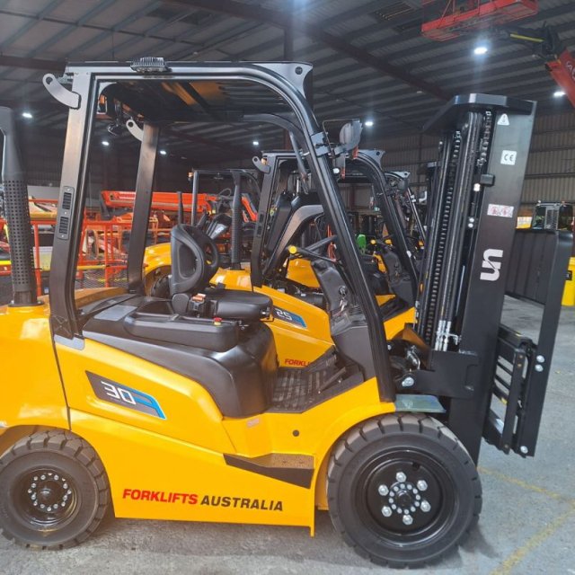 UN Forklift 3T Diesel - F Series 4.5m Mast