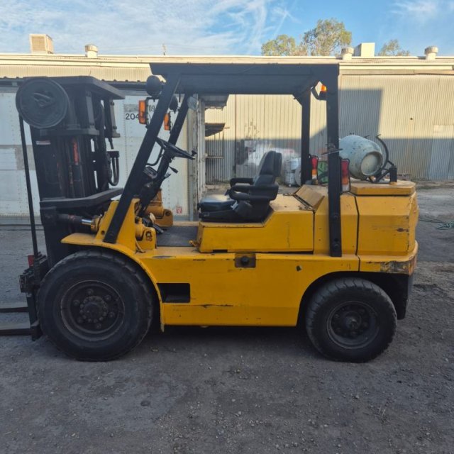 Mitsubishi 4T LPG with Container Mast