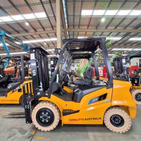 UN Forklift 3.5T Gas - F Series 4.0m Mast