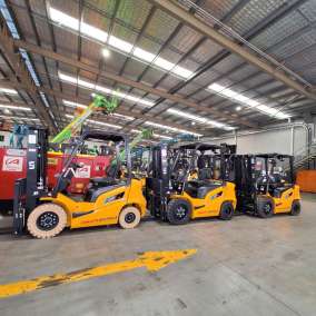 UN Forklift 2.5T Gas - F Series 4m Duplex